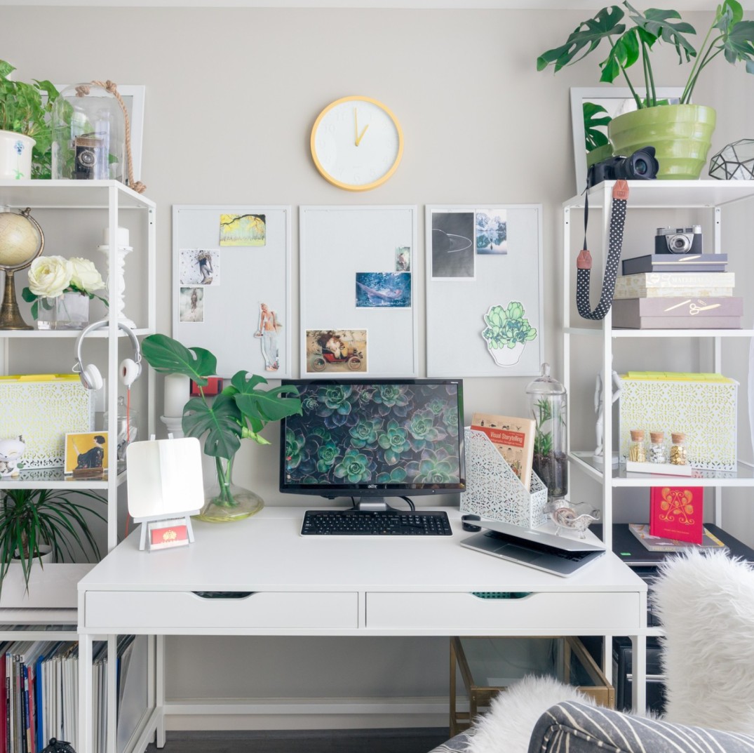 A Completely Filled Desk Decor to Get Inspired.