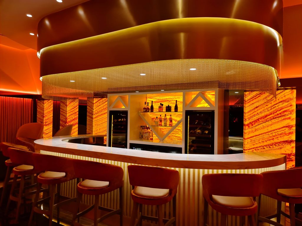 Curve Home Bar